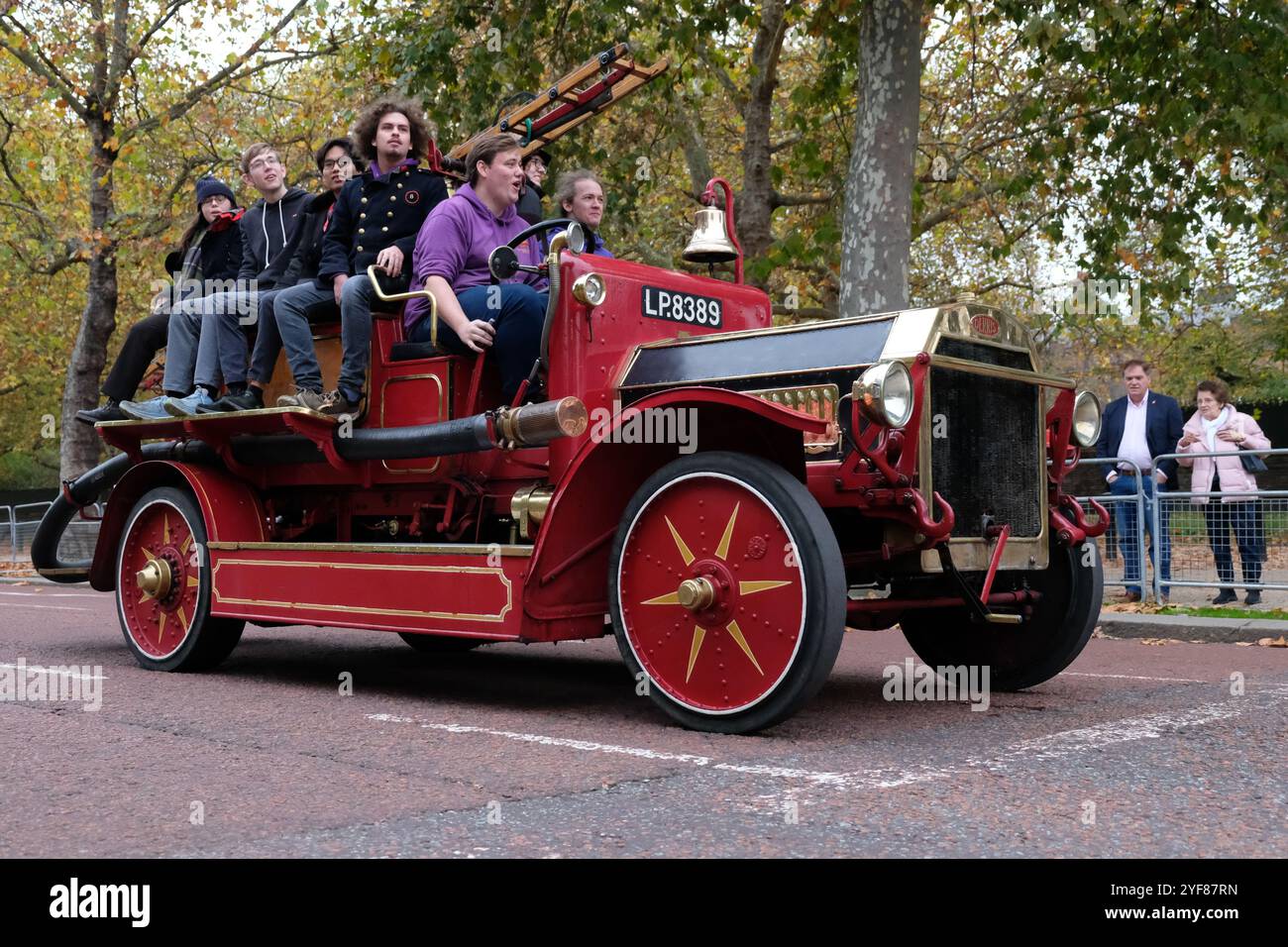 Londres, Royaume-Uni. 3 novembre 2024. La course annuelle RM Sotherby's London to Brighton Veteran car Run a commencé à Hyde Park, en admirant les agréables environs du Mall et des chambres du Parlement le long de la route de 60 km vers la côte sud. La course automobile la plus longue au monde en est maintenant à sa 128e année et marque également le 120e anniversaire du Ladies' automobile Club. Les participants sont tenus de conduire des véhicules construits avant 1905. Crédit : onzième heure photographie/Alamy Live News Banque D'Images