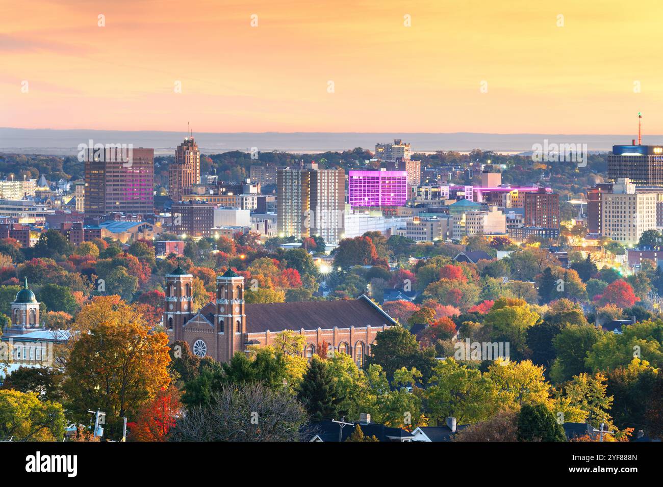 Syracuse, New York, USA paysage urbain du centre-ville dans l'autum à l'aube. Banque D'Images