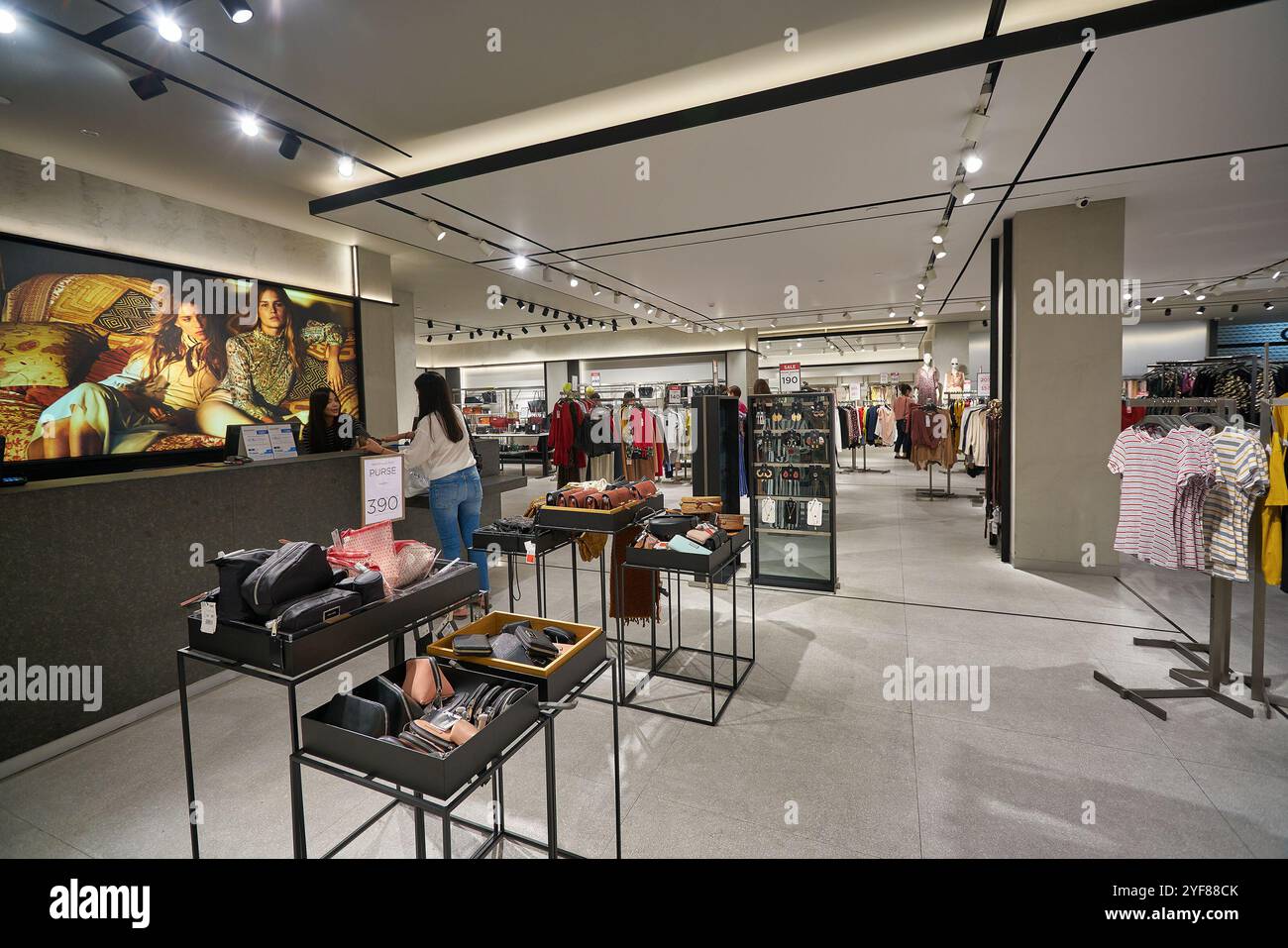 BANGKOK, THAÏLANDE - 24 JANVIER 2020 : caisse au magasin Mango à Bangkok. Banque D'Images