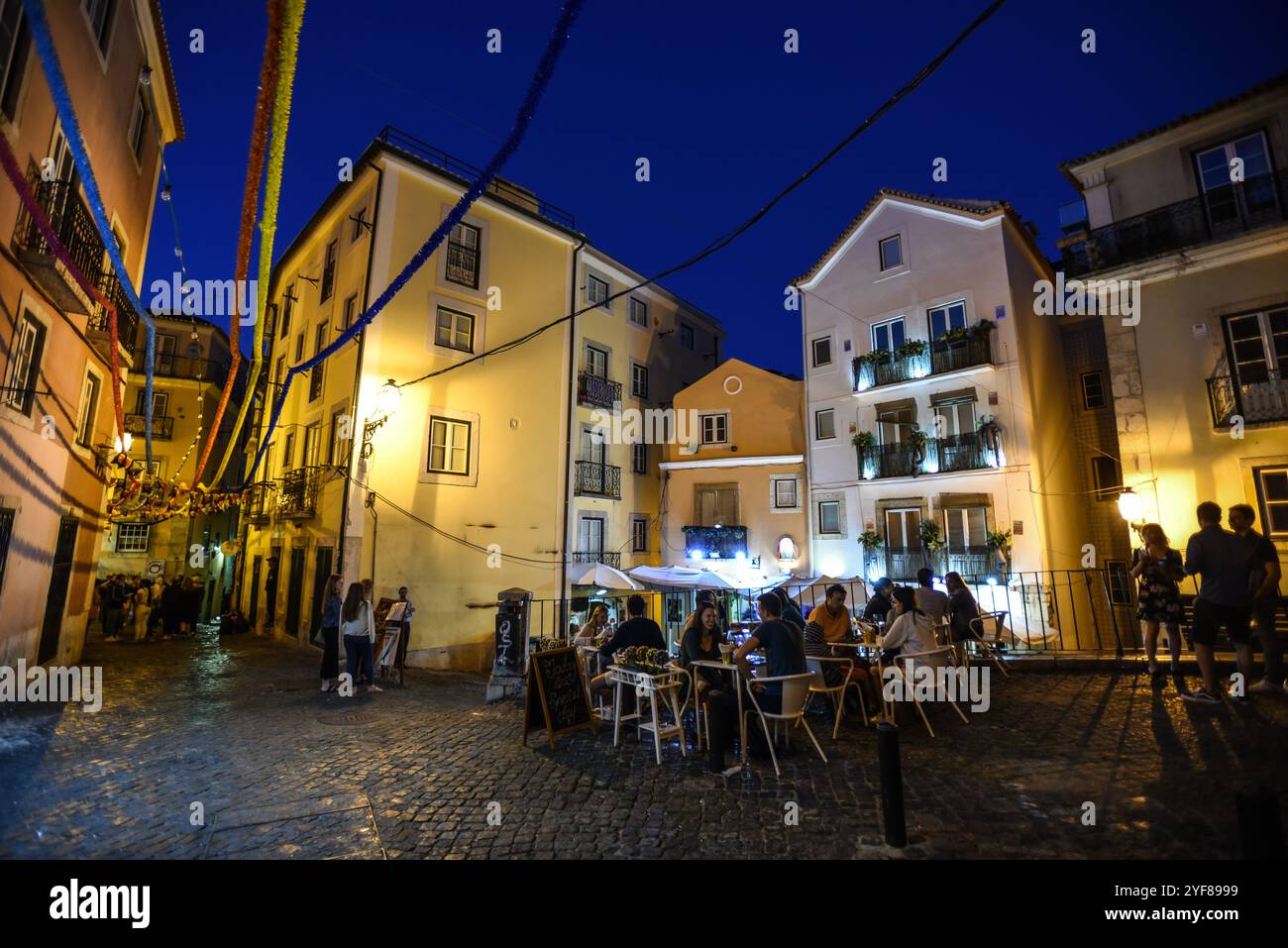 Décorations festives et charme nocturne à Alfama - Lisbonne, Portugal Banque D'Images