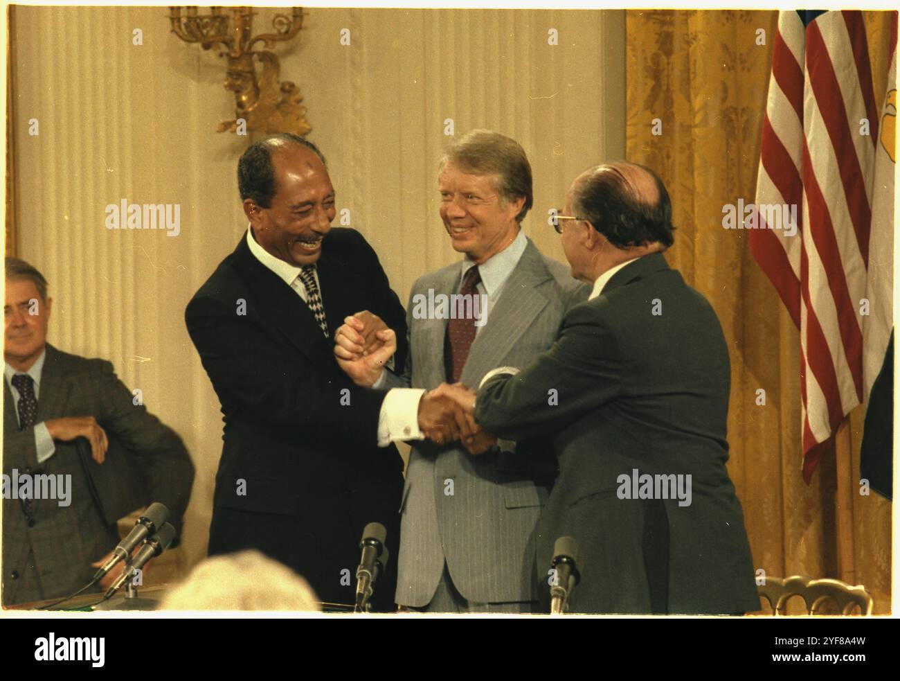 Le président AMÉRICAIN Jimmy carter, Menahem Begin et Anwar Sadate - les accords de Camp David Banque D'Images