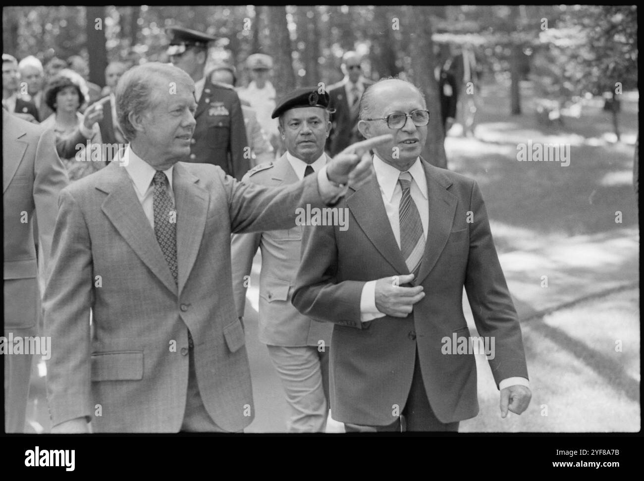 Le président AMÉRICAIN Jimmy carter et Menahem israélien commencent à Camp David pendant les négociations de paix au moyen-Orient menant aux accords de Camp David. Les accords de Camp David, signés par le président Jimmy carter, le président égyptien Anouar Sadate et le premier ministre israélien Menachem Begin en septembre 1978, ont établi un cadre pour un traité de paix historique conclu entre Israël et l'Égypte en mars 1979. Le président carter et le gouvernement des États-Unis ont joué un rôle de premier plan dans la création de la possibilité de cet accord. Banque D'Images