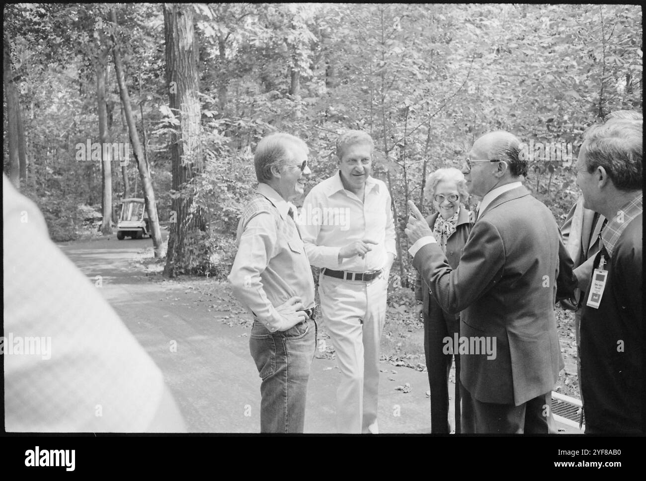 Le président AMÉRICAIN Jimmy carter et Menahem israélien commencent à Camp David pendant les négociations de paix au moyen-Orient menant aux accords de Camp David. Les accords de Camp David, signés par le président Jimmy carter, le président égyptien Anouar Sadate et le premier ministre israélien Menachem Begin en septembre 1978, ont établi un cadre pour un traité de paix historique conclu entre Israël et l'Égypte en mars 1979. Le président carter et le gouvernement des États-Unis ont joué un rôle de premier plan dans la création de la possibilité de cet accord. Banque D'Images