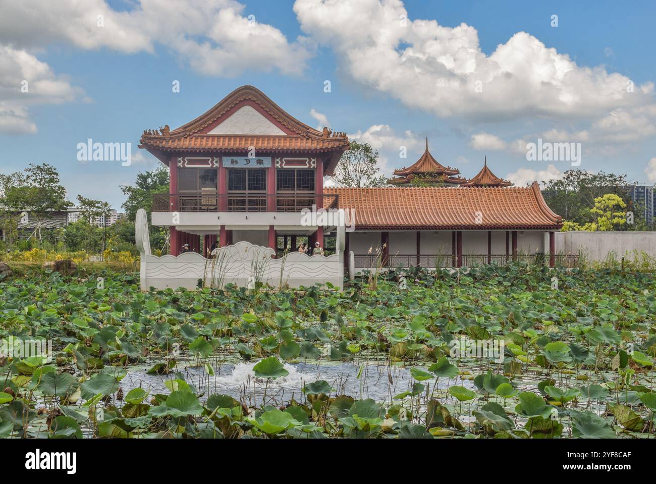 Le bateau en pierre au jardin chinois de Singapour. Le jardin chinois fait partie des jardins du lac Jurong. Banque D'Images