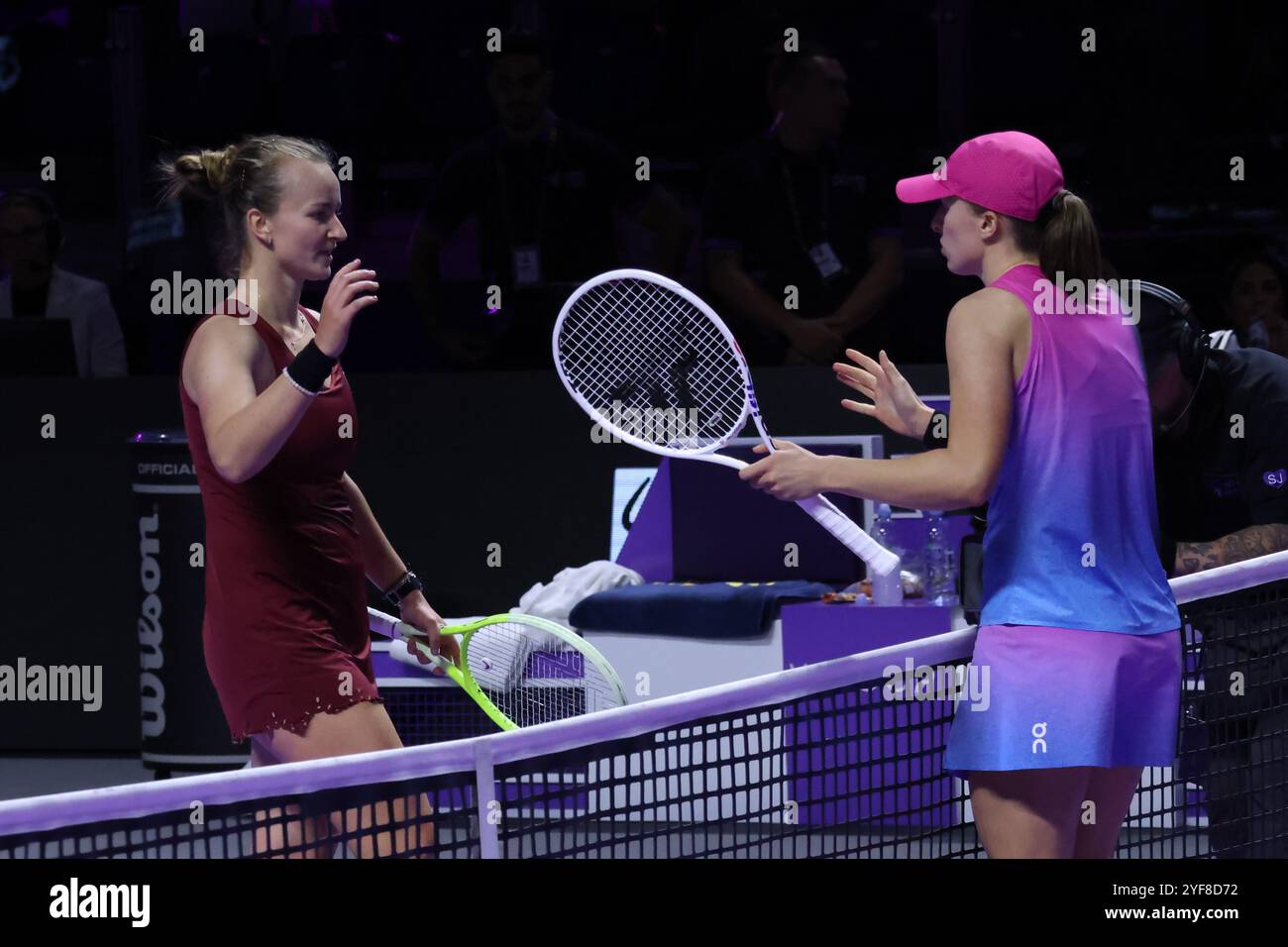 Riyad, Arabie Saoudite. 3 novembre 2024. IgA Swiatek, de Pologne, accueille Barbora Krejcikova (l), de République tchèque, après leur match à la ronde lors de la finale de la WTA à Riyad, Arabie Saoudite, le 3 novembre 2024. Crédit : Luo Chen/Xinhua/Alamy Live News Banque D'Images