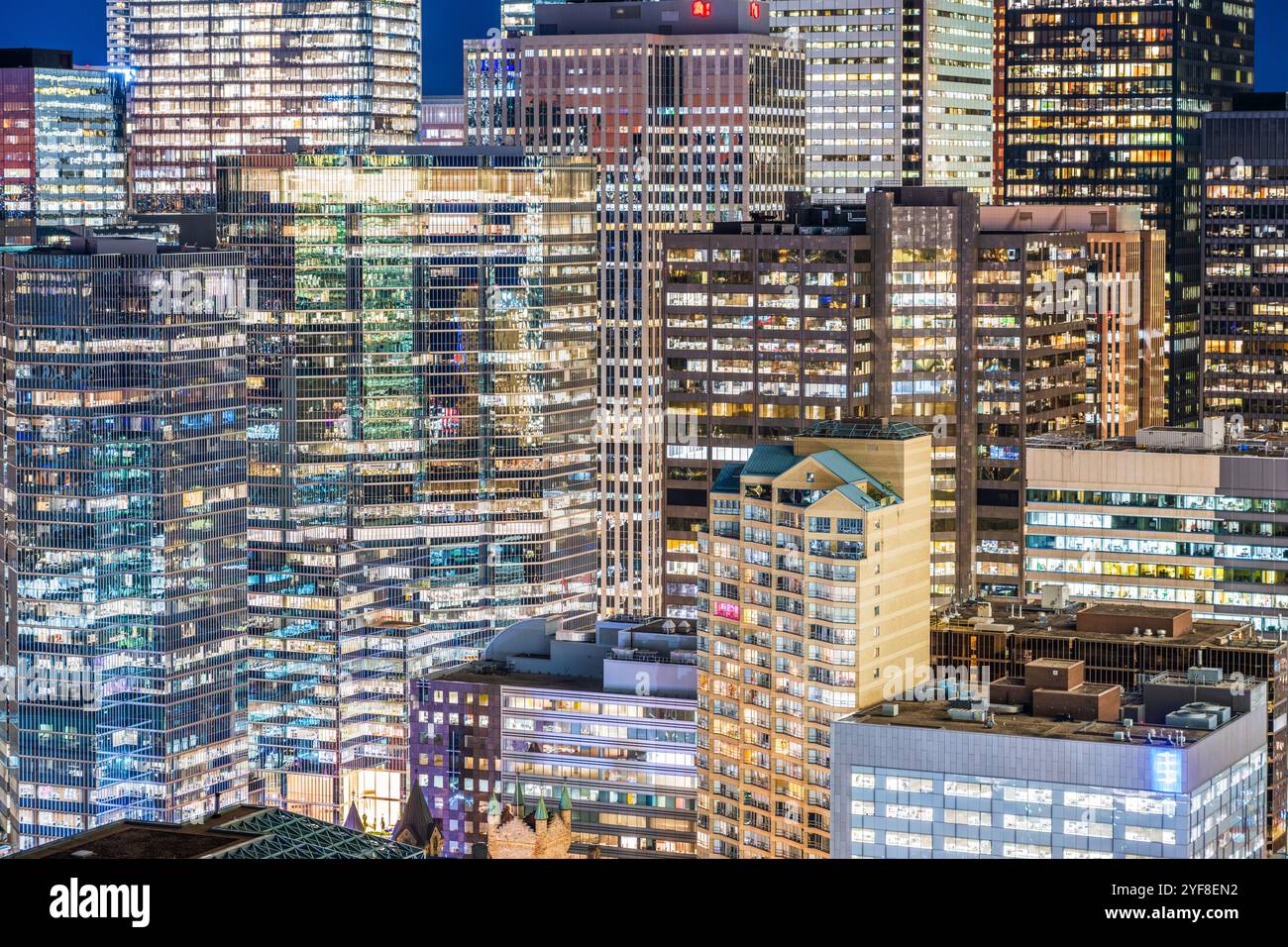 Toronto, Ontario, Canada avec des paysages urbains denses la nuit. Banque D'Images