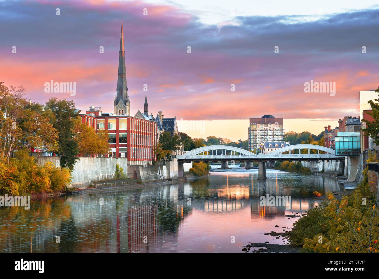 Cambridge, Ontario, Canada sur la rivière Grand à l'aube. Banque D'Images