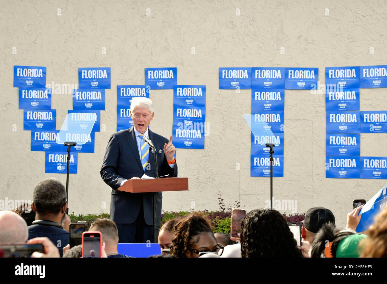 Eatonville, comté d'Orange, Floride, États-Unis. 3 novembre 2024. L'ancien président Bill Clinton était sur la piste de la campagne aujourd'hui à l'église missionnaire baptiste de Macédoine pour rassembler les électeurs de dernière minute au nom du vice-président Kamala Harris. Sur scène avec l'ancien président de 78 ans se trouvait le maire d'Orlando Buddy Dyer, les représentants américains Maxwell Frost et Darren Soto et d'autres conférenciers invités. Crédit : Julian Leek/Alamy Live News Banque D'Images