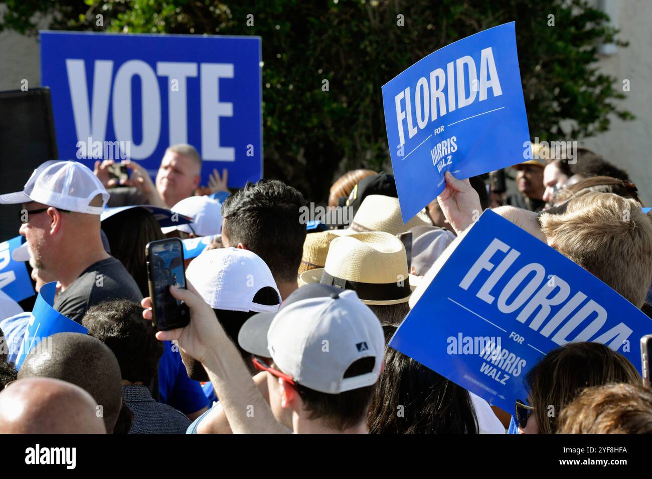 Eatonville, comté d'Orange, Floride, États-Unis. 3 novembre 2024. L'ancien président Bill Clinton était sur la piste de la campagne aujourd'hui à l'église missionnaire baptiste de Macédoine pour rassembler les électeurs de dernière minute au nom du vice-président Kamala Harris. Sur scène avec l'ancien président de 78 ans se trouvait le maire d'Orlando Buddy Dyer, les représentants américains Maxwell Frost et Darren Soto et d'autres conférenciers invités. Crédit : Julian Leek/Alamy Live News Banque D'Images