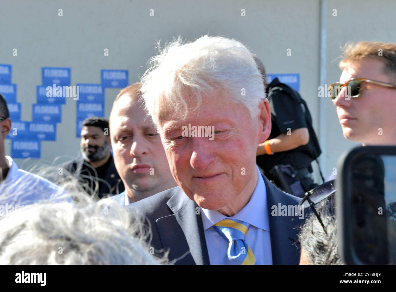 Eatonville, comté d'Orange, Floride, États-Unis. 3 novembre 2024. L'ancien président Bill Clinton était sur la piste de la campagne aujourd'hui à l'église missionnaire baptiste de Macédoine pour rassembler les électeurs de dernière minute au nom du vice-président Kamala Harris. Sur scène avec l'ancien président de 78 ans se trouvait le maire d'Orlando Buddy Dyer, les représentants américains Maxwell Frost et Darren Soto et d'autres conférenciers invités. Crédit : Julian Leek/Alamy Live News Banque D'Images