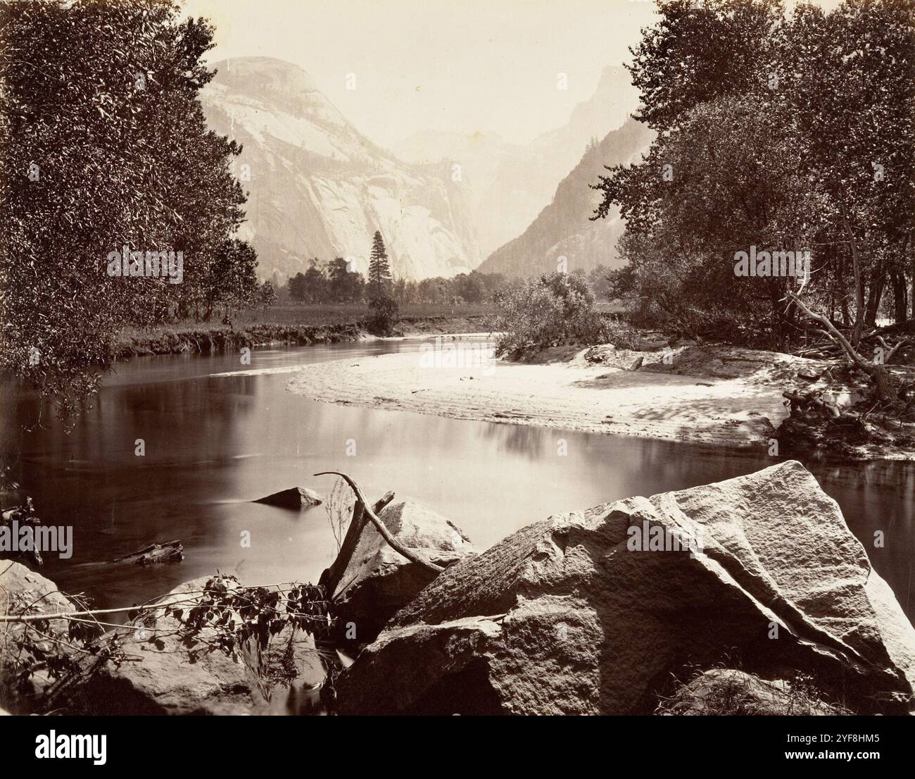 Les dômes, Yosemite photographiés par Carleton Watkins en 1872. Il a été un pionnier de la photographie de paysage grand format utilisant un énorme appareil photo qui utilisait des négatifs en verre 18x22 pouces. Son loaction préféré était Yosemite Vallley à Califonia et ses photos de la vallée ont été un facteur important dans la décision du gouvernement américain de la préserver en tant que parc national. Banque D'Images