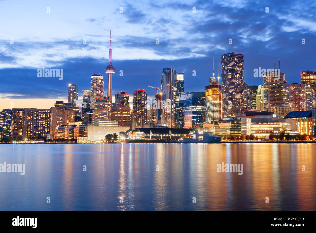 Toronto, Ontario, Canada paysage urbain sur le lac Ontario au crépuscule. Banque D'Images