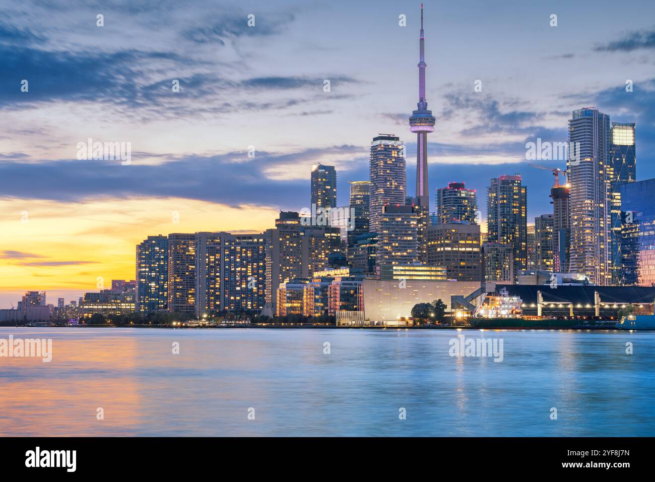 Toronto, Ontario, Canada paysage urbain sur le lac Ontario au crépuscule. Banque D'Images