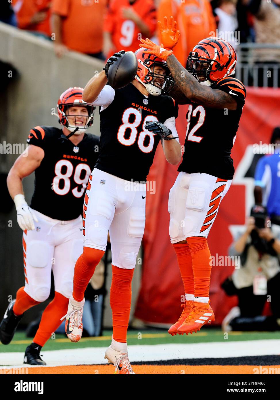 Le Tight End des Bengals de Cincinnati Mike Gesicki (88) célèbre son touchdown contre les Raiders de Las Vegas lors de la deuxième mi-temps de jeu au Paycor Stadium le dimanche 3 novembre 2024, à Cincinnati, Ohio. Photo de John Sommers II/UPI Banque D'Images