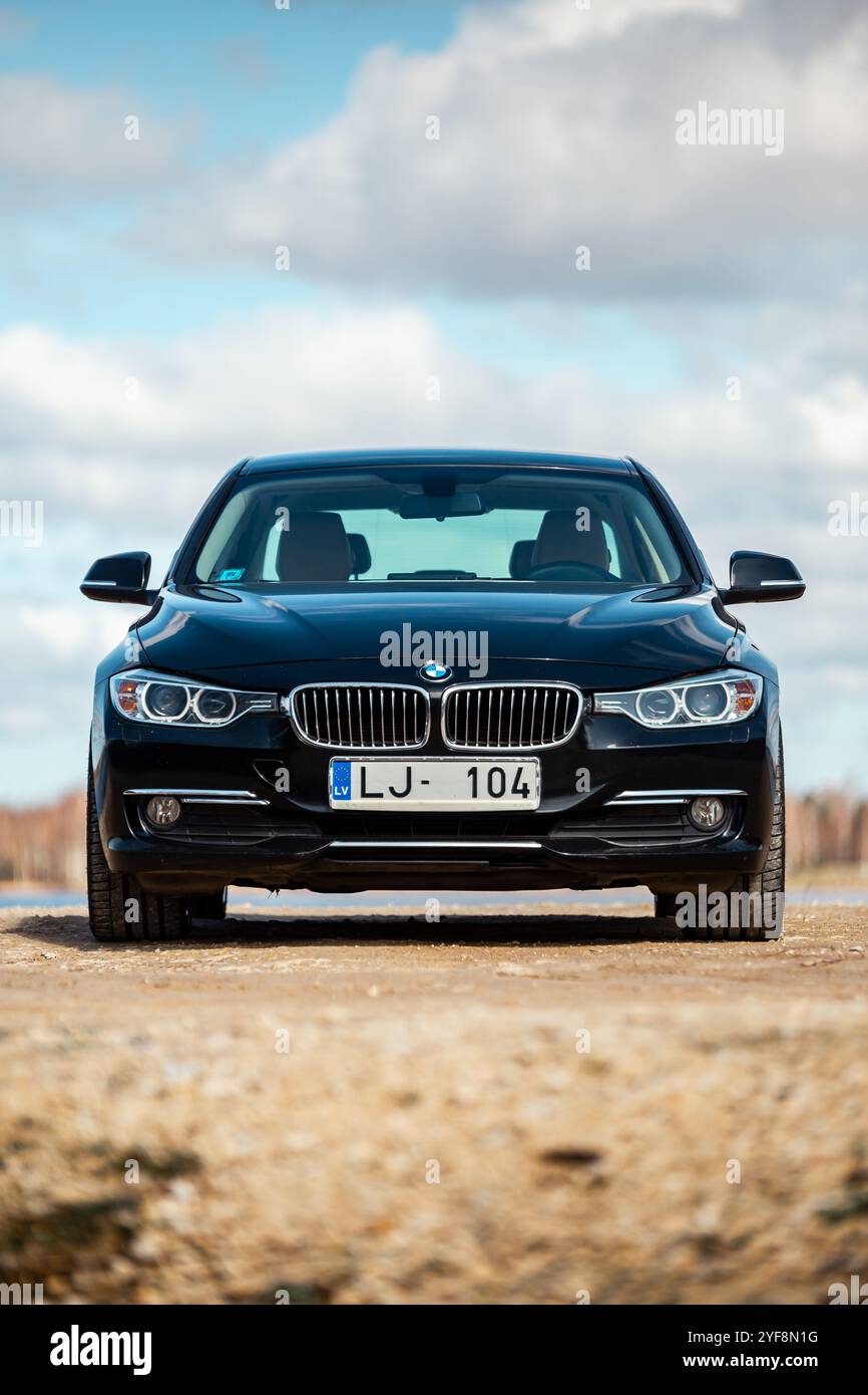 Berline noire métallisée BMW série 3 320 F30 Twin Power Turbo, voiture de luxe Banque D'Images