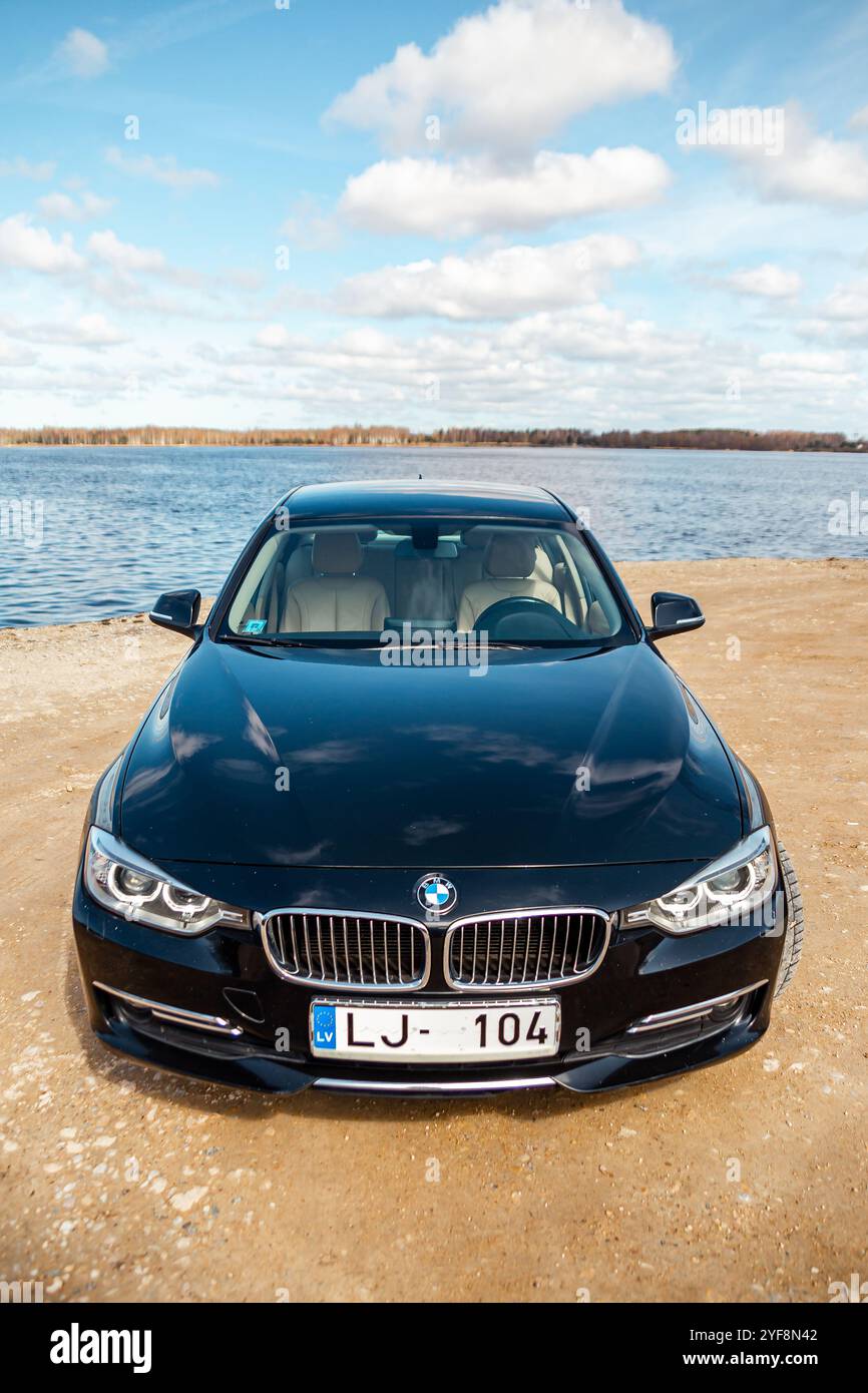 Berline noire métallisée BMW série 3 320 F30 Twin Power Turbo, voiture de luxe Banque D'Images