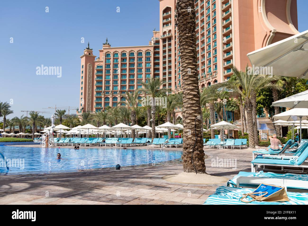 Piscine avec chaises longues et parasols à l'hôtel Atlantis The Palm à Dubaï. Émirats arabes Unis, 2024 Banque D'Images