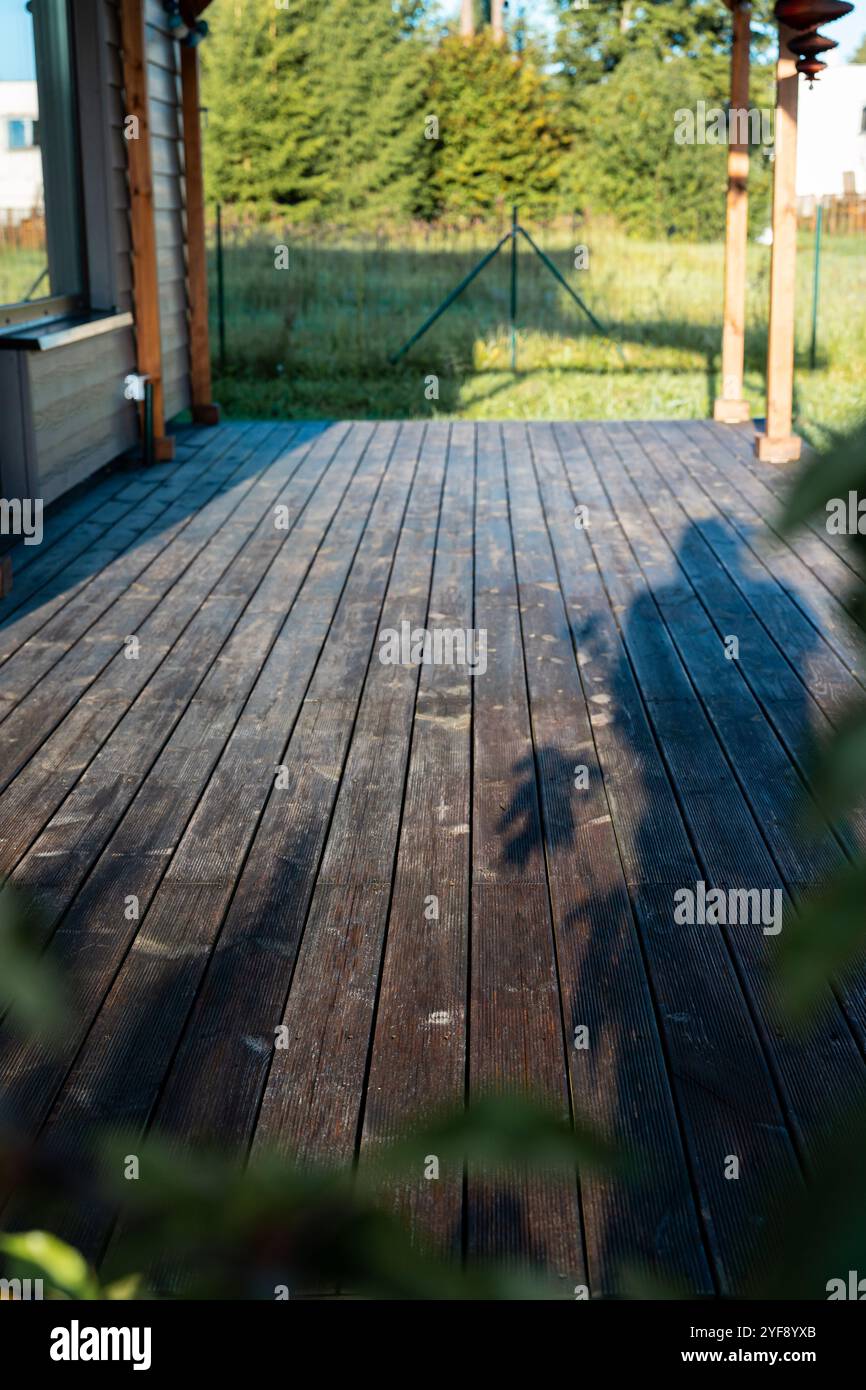 Planches de bois de terrasse humide avec DOF étroit Banque D'Images