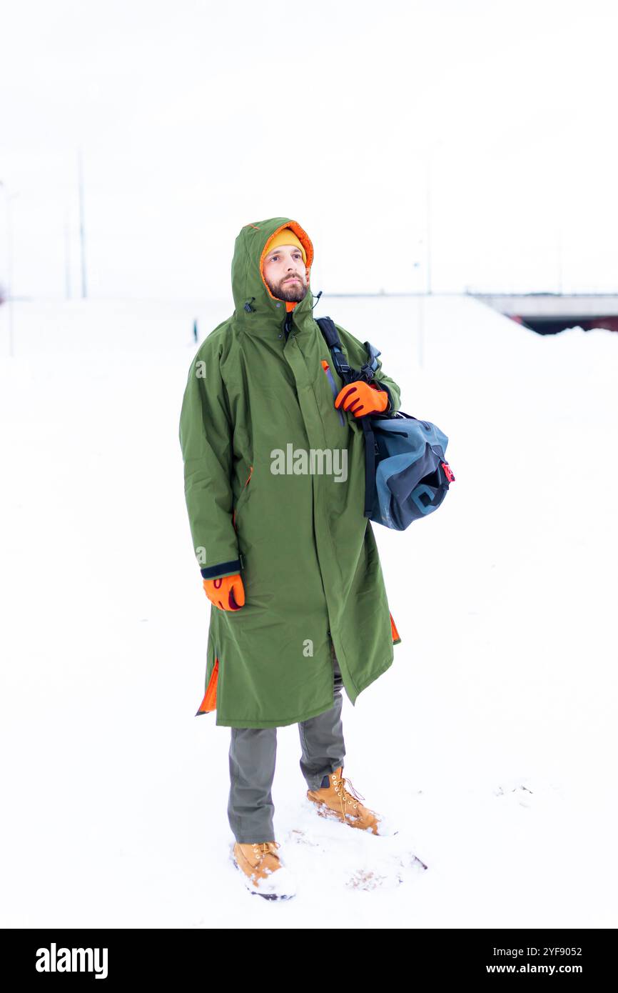 Le jeune homme se prépare à une baignade hivernale froide, un mode de vie sain. Banque D'Images