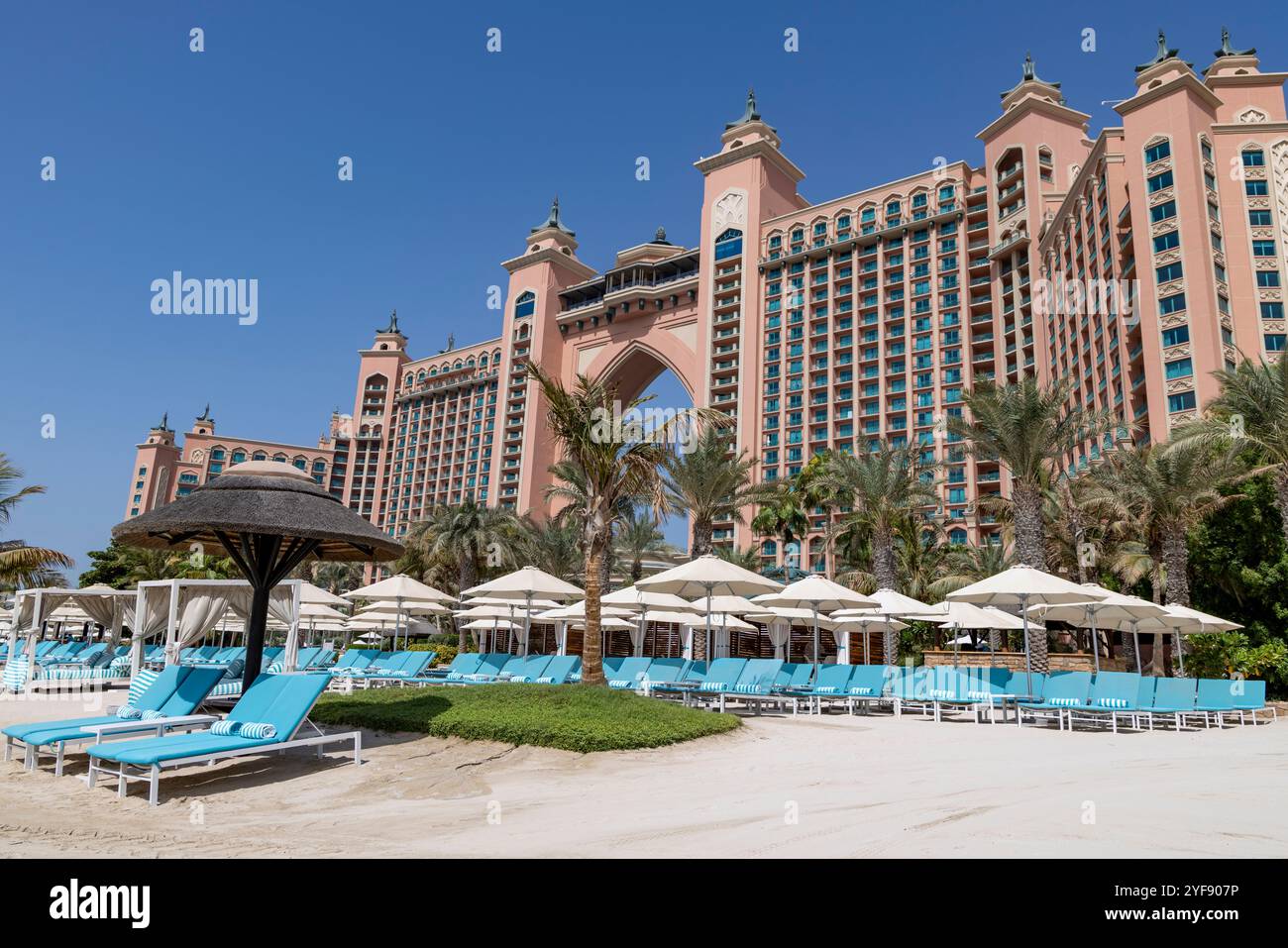 Atlantis The Palm hôtel de luxe 5 étoiles, façade de l'hôtel avec chaises longues et chaises longues autour de la piscine de l'hôtel, Dubaï, eau, 2024 Banque D'Images