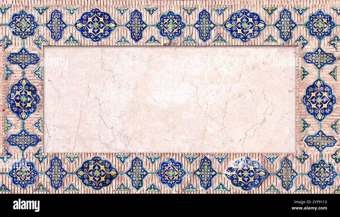 Détail du mur traditionnel en mosaïque persane avec ornement de tuiles. Fond horizontal ou vertical avec cadre en carreaux de céramique. Modèle de maquette. Copier l'espace Banque D'Images