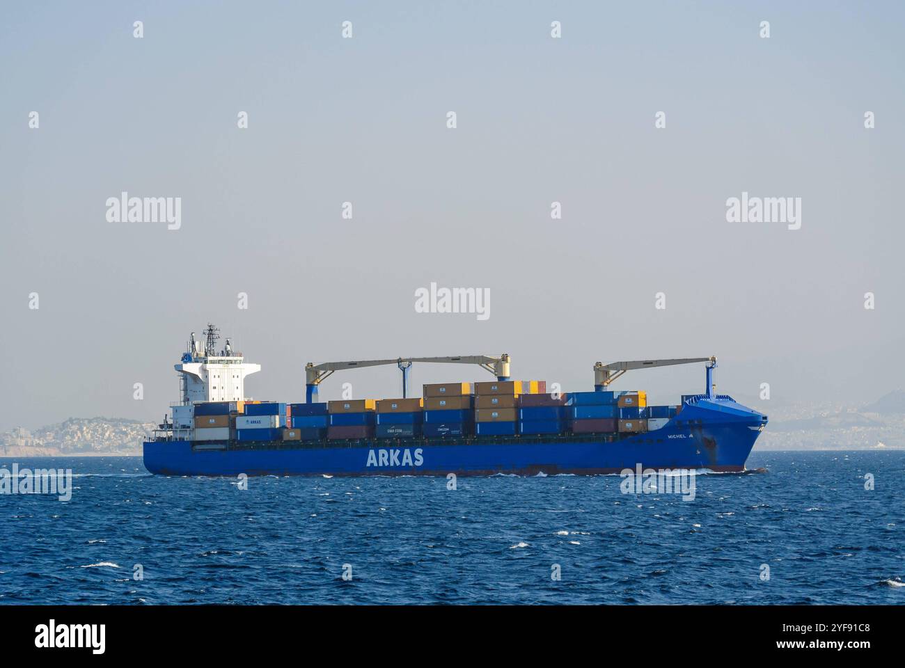 pirée, grèce, 30 octobre 2024, cargo michel 4 exploité par arkas dans le port *** pirée, griechenland, 30. oktober 2024, frachtschiff michel 4 der firma arkas im hafen Copyright : xx Banque D'Images