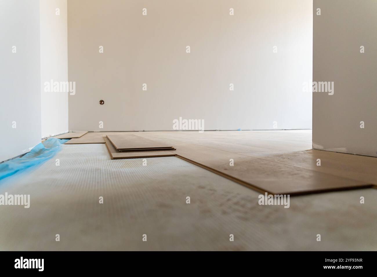 carrelage de sol en céramique non fini dans une pièce lumineuse lors d'un projet de rénovation domiciliaire vue perspective Banque D'Images