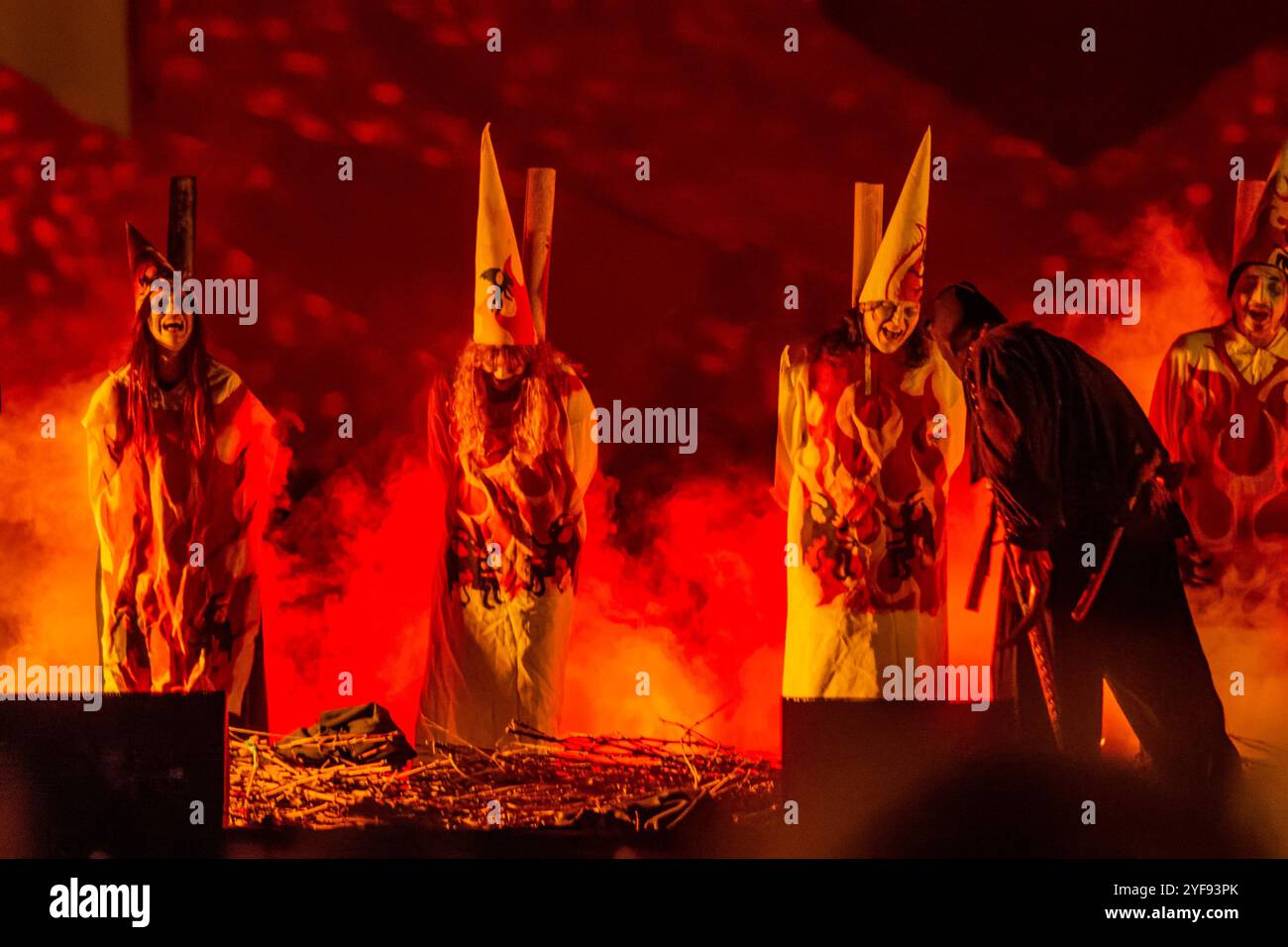 Logroño, la Rioja, Espagne. 02 novembre 2024. Récréation historique de l'Inquisition espagnole dans le festival médiéval de nuit. Banque D'Images