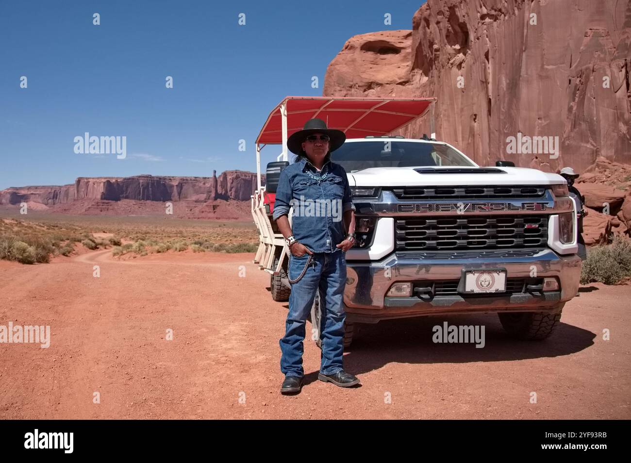Un membre de la tribu Navajo devant son SUV à Monument Valley Banque D'Images