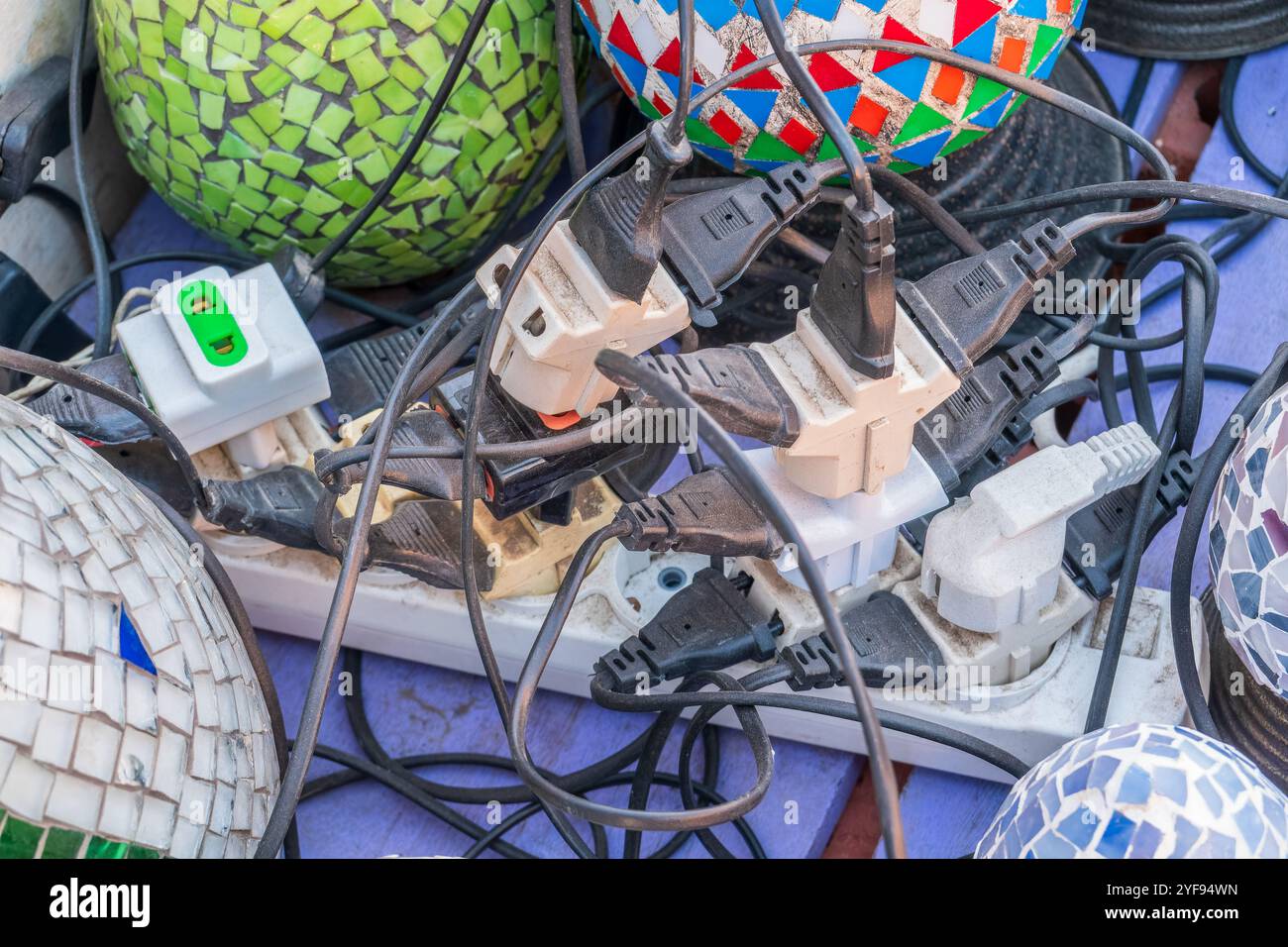 La prise d'alimentation de l'adaptateur électrique ancienne et endommagée a de nombreux appareils sont branchés concept de prise de courant électrique de risque danger surchargé. Overlo Banque D'Images