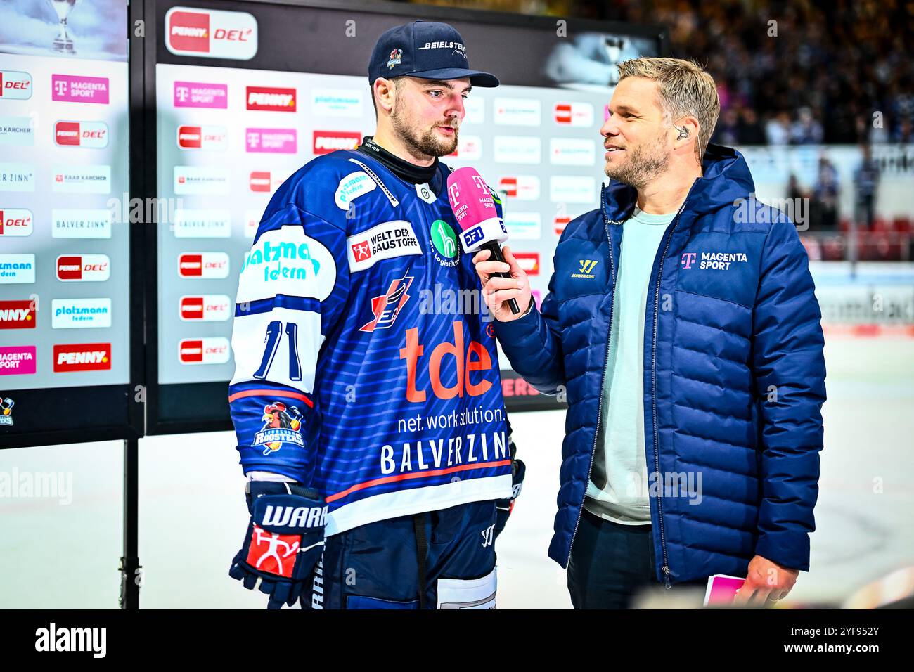 Brenden Troock (Iserlohn Roosters, #71) im interview mit Magenta Sport, GER, Iserlohn Roosters v. Koeler Haie, Eishockey, Penny-DEL, 15. Spieltag, Spielzeit 2024/2025, 03.11.2024, Foto : Jonas Brockmann/Eibner-Pressefoto Banque D'Images