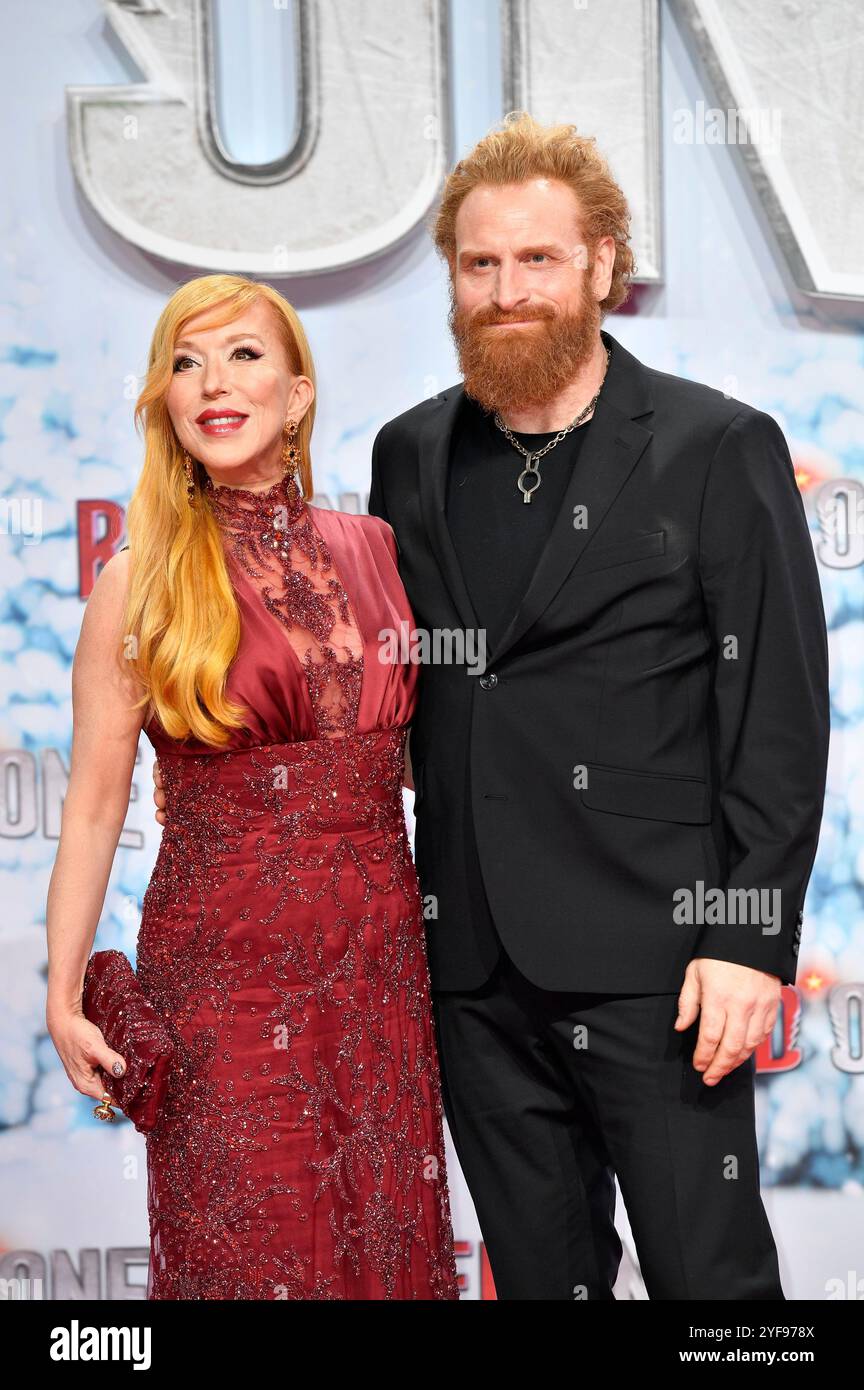 Kristofer Hivju mit Ehefrau Gry Molvaer Hivju BEI der Weltpremiere des Kinofilms 'Red One - Alarmstufe Weihnachten' im UCI luxe East Side Gallery. Berlin, 03.11.2024 Banque D'Images