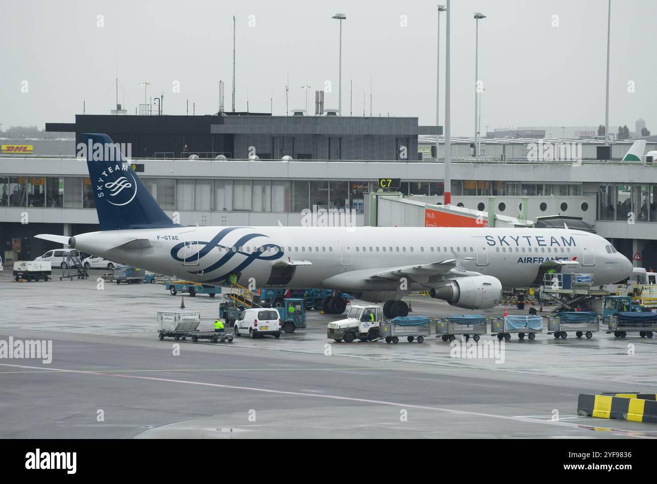 AMSTERDAM, PAYS-BAS - 30 SEPTEMBRE 2017 : Airbus A321-212 (F-GTAE) d'Air France (livrée SkyTeam) en service sur l'aéroport de Schiphol Banque D'Images