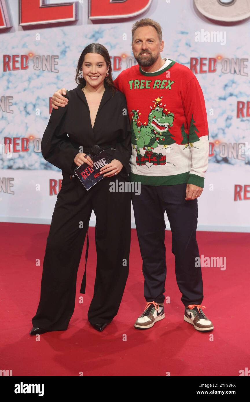 Emily Gretel und Steven Gätjen BEI der Premiere des Kinofilms Red One im UCI luxe. Berlin, 03.11.2024 *** Emily Gretel et Steven Gätjen à la première du film Red One à l'UCI luxe Berlin, 03 11 2024 Foto:xD.xHerrickx/xFuturexImagex Red 4108 Banque D'Images