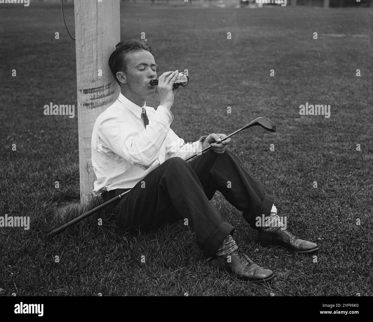 Golfeur prenant un verre, 1927. Banque D'Images