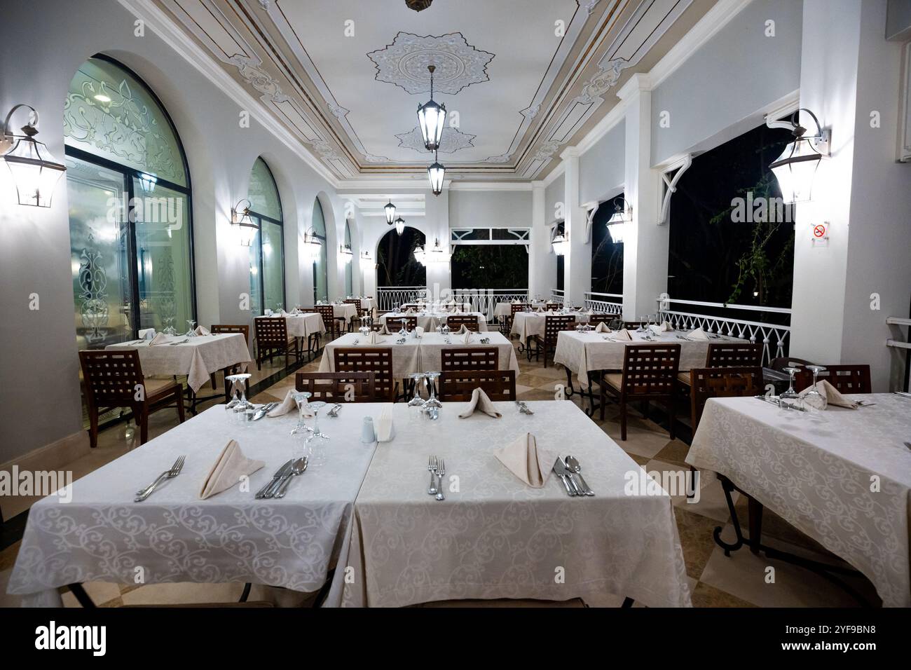 Salle à manger élégante et luxueuse, avec une cuisine raffinée, une atmosphère sophistiquée et un décor grandiose Banque D'Images
