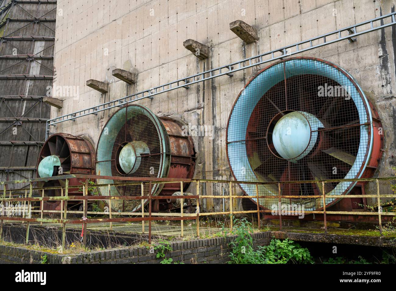 Grands ventilateurs industriels sur le site classé au patrimoine mondial de l'UNESCO de l'ancienne mine de charbon et monument Zollverein à Essen, Allemagne Banque D'Images