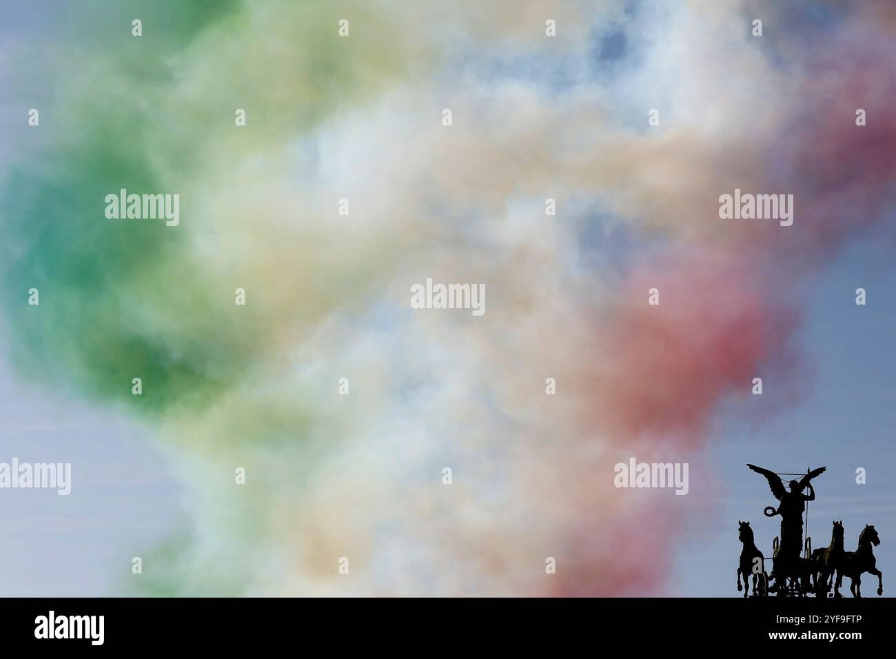 Roma, Italie. 04th Nov, 2024. Le Frecce Tricolori sorvolano l'Altare della Patria per celeare la festa delle Forze Armate &#x2014 ; Roma, Italia - Luned&#xec;, 4 novembre 2024 (foto Cecilia Fabiano/LaPresse) drapeaux flèches volant au-dessus de la Patrie Altair pour célébrer la fête de l'armée &#x2014 ; Rome, Italie - lundi 04 novembre 2024 (photo Cecilia Fabiano/LaPresse) crédit : LaPresse Live News/LaPresse Banque D'Images