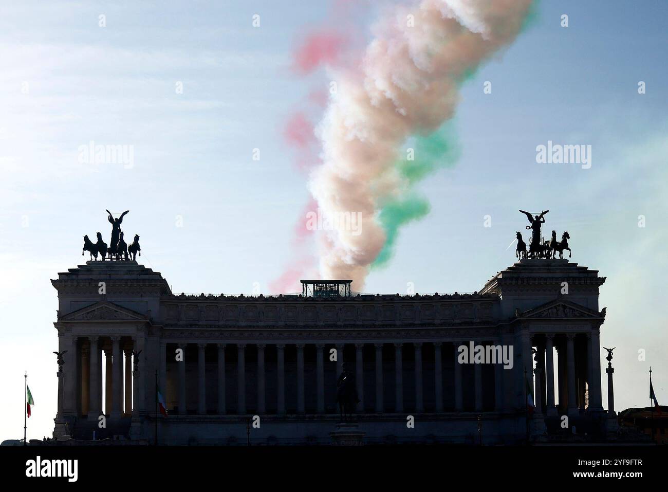 Roma, Italie. 04th Nov, 2024. Le Frecce Tricolori sorvolano l'Altare della Patria per celeare la festa delle Forze Armate &#x2014 ; Roma, Italia - Luned&#xec;, 4 novembre 2024 (foto Cecilia Fabiano/LaPresse) drapeaux flèches volant au-dessus de la Patrie Altair pour célébrer la fête de l'armée &#x2014 ; Rome, Italie - lundi 04 novembre 2024 (photo Cecilia Fabiano/LaPresse) crédit : LaPresse Live News/LaPresse Banque D'Images