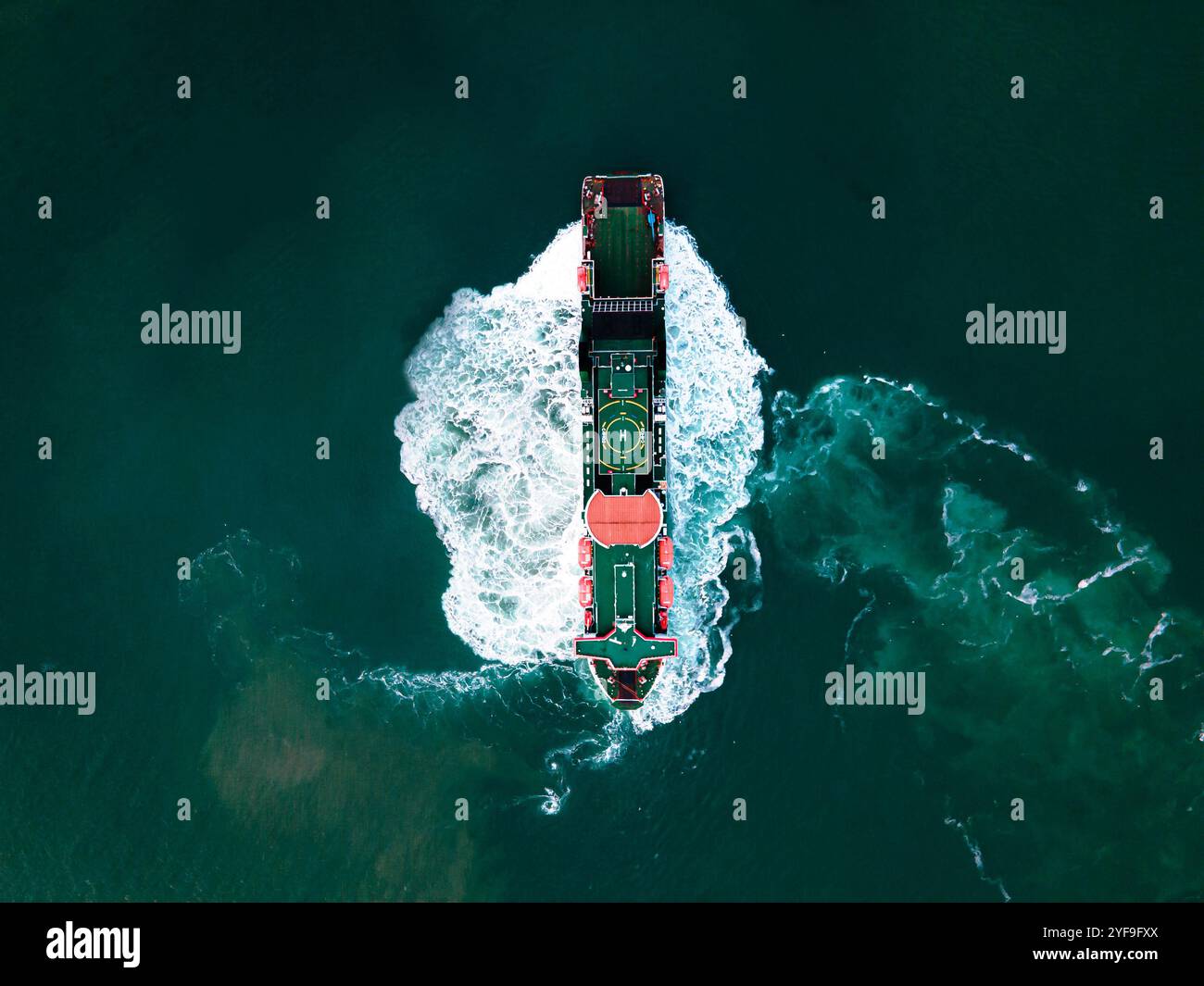 Vue aérienne d'un cargo vide dans l'eau verte du port Banque D'Images