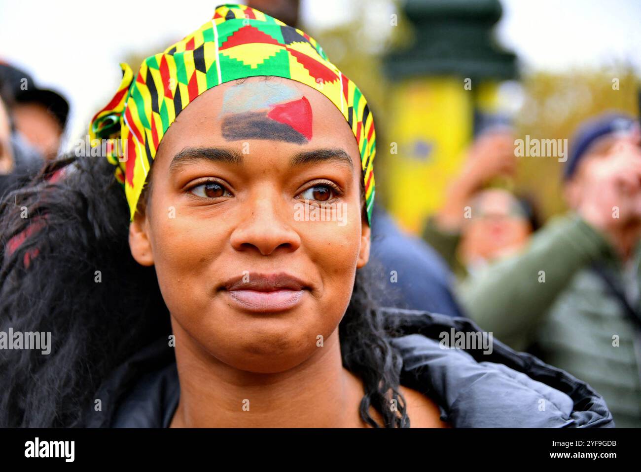 Paris, France. 03 Nov, 2024. A l’appel des associations antillaises et kanak, des milliers de personnes se sont rassemblées à Paris le dimanche 3 novembre 2024 pour protester contre le coût élevé de la vie dans les territoires français d’outre-mer. Malgré la colère, la manifestation s’est déroulée dans une ambiance festive, le 3 novembre 2024, à Paris. Photo de Karim ait Adjedjou/ABACAPRESS. COM Credit : Abaca Press/Alamy Live News Banque D'Images