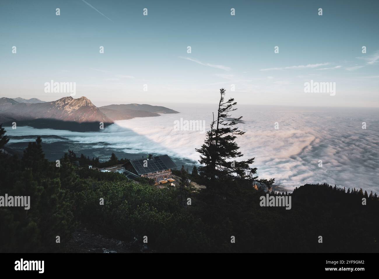 DAS Zeppezauerhaus, eine Schutzhütte des Österreichischen Alpenvereins knapp unterhalb des Geierecks auf der Nordseite des Untersbergs zu Sonnenaufgang AM 21.10.2024. // le Zeppezauerhaus, une cabane de montagne du Club alpin autrichien juste en dessous du Geiereck sur le côté nord de l'Untersberg au lever du soleil le 21 octobre 2024. - 20241021 PD20627 crédit : APA-PictureDesk/Alamy Live News Banque D'Images