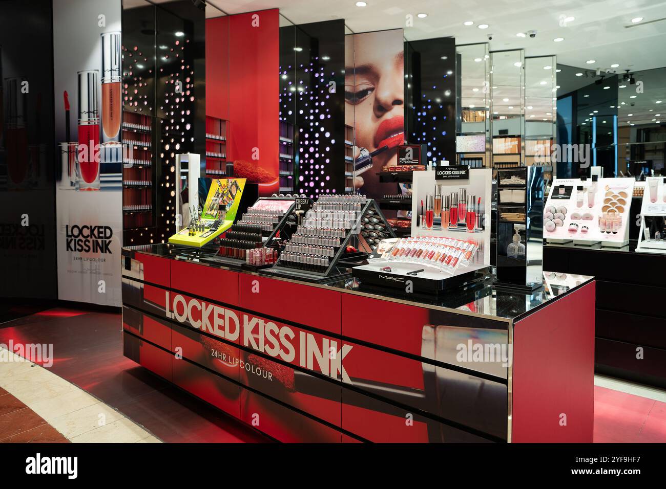 KUALA LUMPUR, MALAISIE - 15 MARS 2023 : produits de maquillage exposés au MAC Store de Kuala Lumpur. Banque D'Images