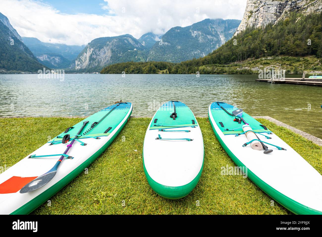 Planches de SUP gonflables sur la rive d'un lac alpin Banque D'Images