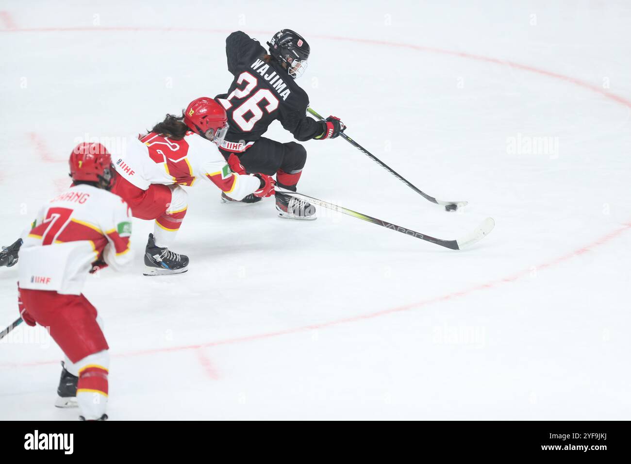 Les deux membres de l'équipe sont dans le jeu. Beijing, China.3rd novembre 2024. Le premier Championnat asiatique de hockey sur glace féminin s'est terminé au Shougang Park Ice Hockey Arena à Beijing, le 3 novembre 2024. L'équipe féminine chinoise de hockey sur glace remporte la deuxième place. Crédit : Zhang Xiangyi/China News Service/Alamy Live News Banque D'Images