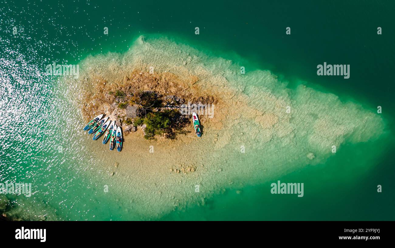 Vue idyllique des gens se relaxant sur les planches SUP après avoir pagayé sur une île isolée profitez de la sérénité et de la solitude de la mer Banque D'Images