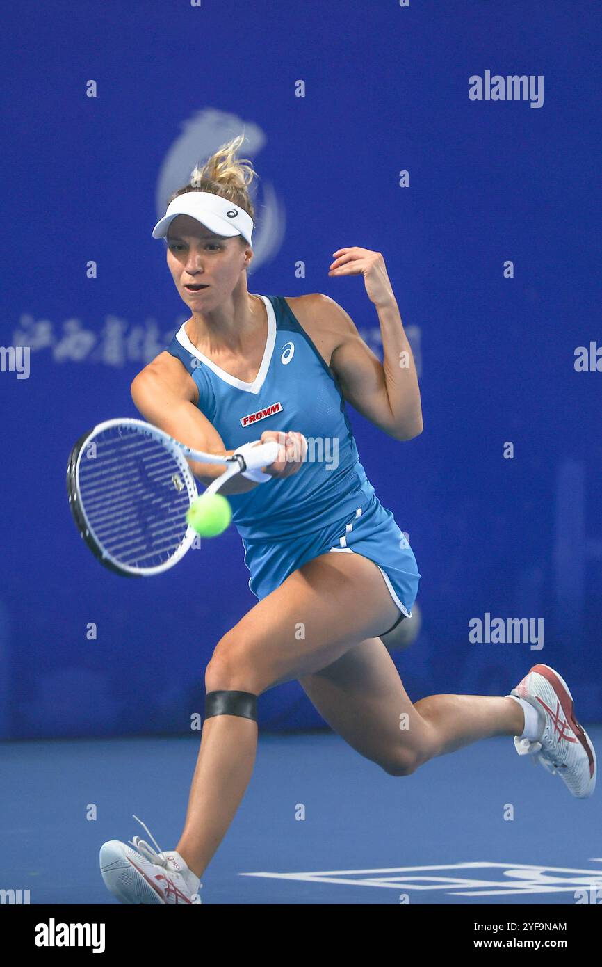 Victoria Grubic est dans le match. Jiujiang, China.3rd novembre 2024. La finale féminine de l'Open de Jiangxi WTA 2024 s'est tenue au centre sportif de Balihu dans la ville de Jiujiang. La joueuse suisse Victoria Grubic a battu la joueuse slovaque Rebecca Schramkova pour remporter le championnat féminin en simple le 3 novembre 2024. Crédit : Liu Lixin/China News Service/Alamy Live News Banque D'Images