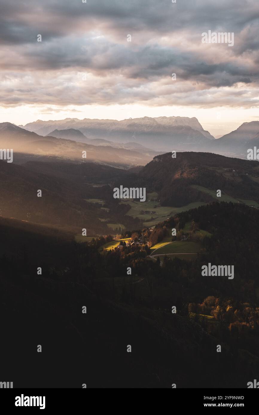 AM Gipfel des Gaisberges zu Sonnenaufgang mit Blick auf die umliegende Berglandschaft und die Stadt Salzburg mit Nebelschwaden im Herbst AM 22.10.2024. // au sommet du Gaisberg au lever du soleil avec vue sur le paysage montagneux environnant et la ville de Salzbourg avec des flocons de brouillard en automne le 22 octobre 2024. - 20241022_PD22163 crédit : APA-PictureDesk/Alamy Live News Banque D'Images