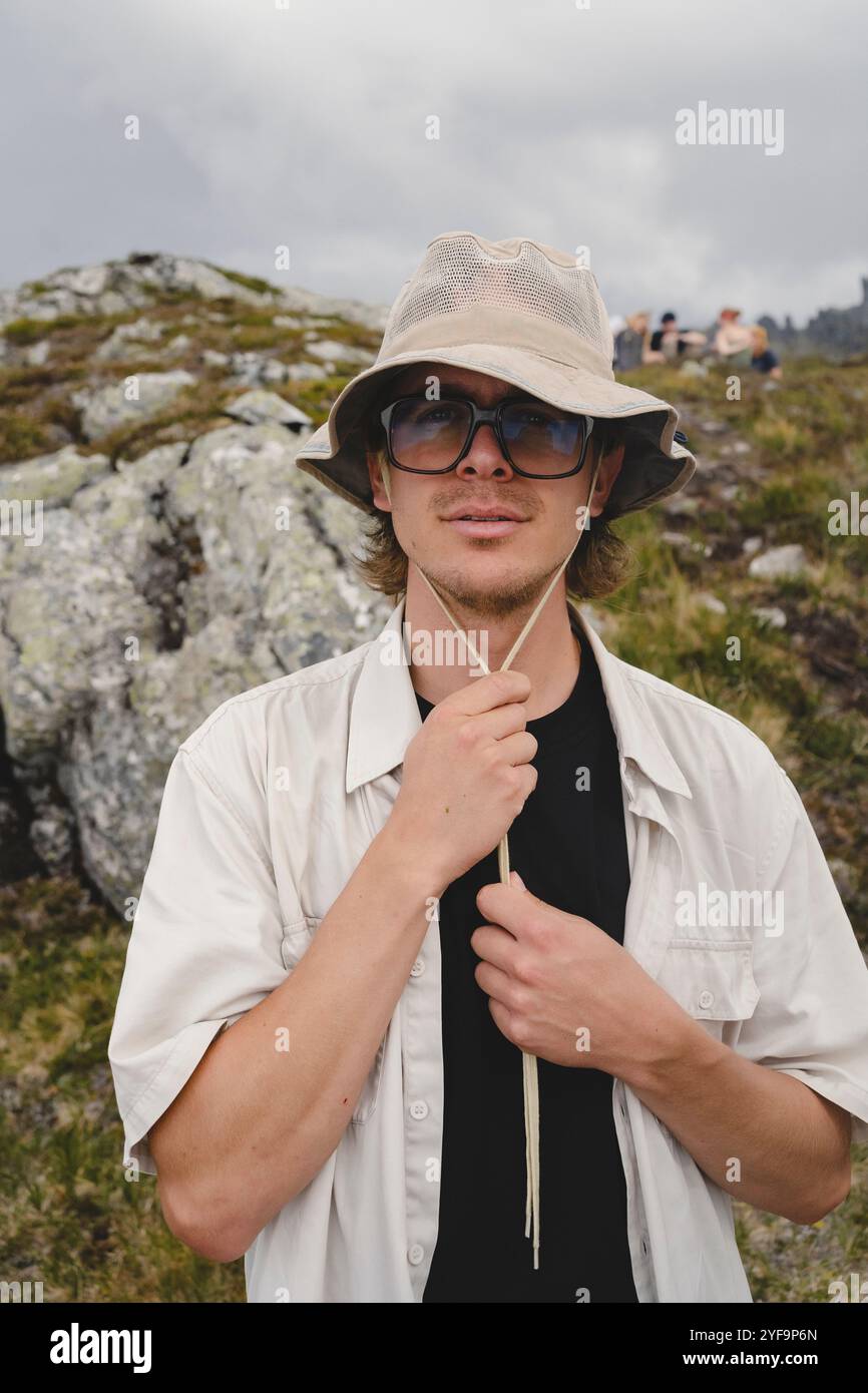 Portrait d'un beau jeune homme contre montagne Banque D'Images