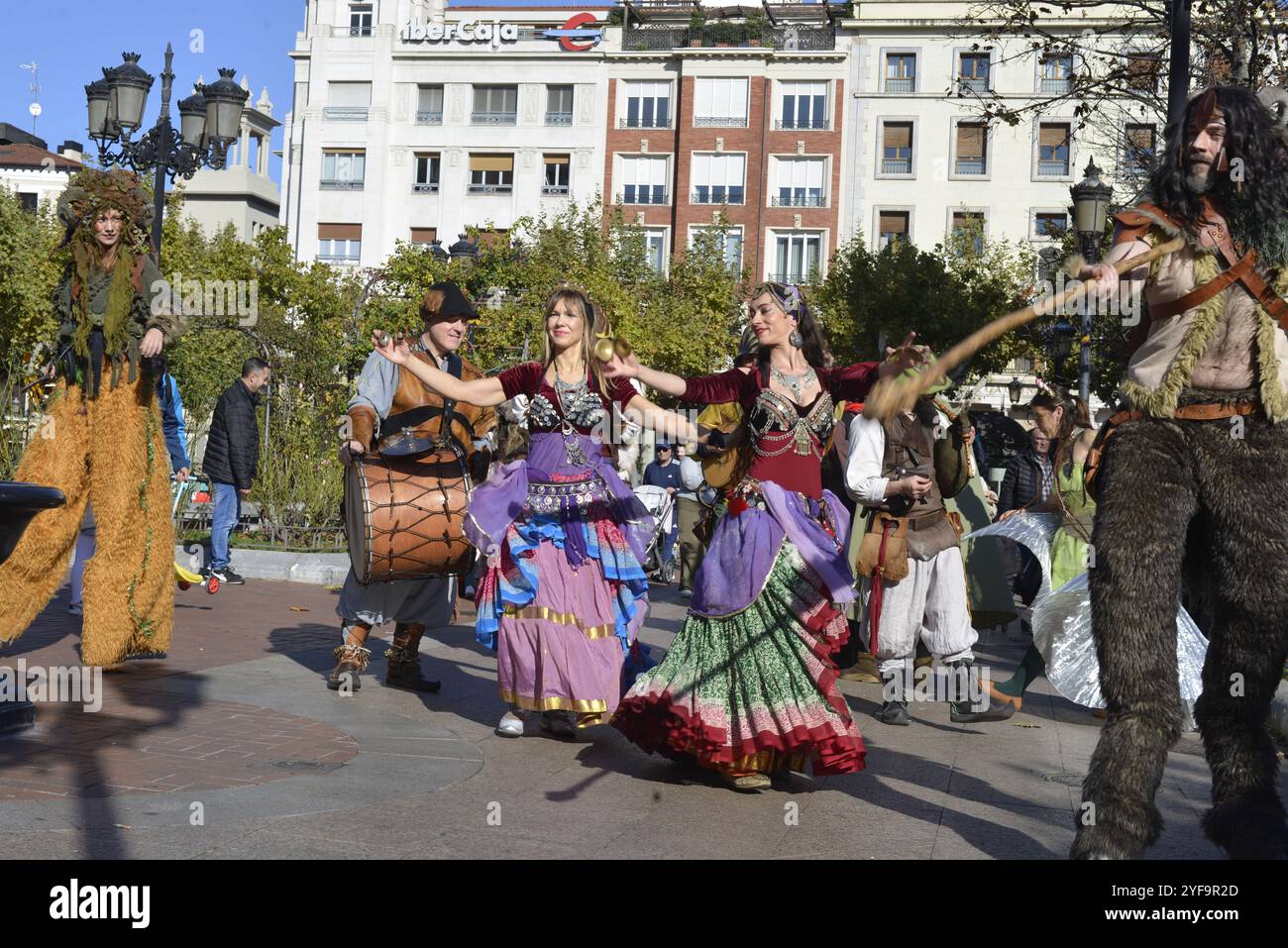 Logroño, la Rioja, Espagne. 3e noveber 2024.artistes de rue médiévaux et danseurs divertissant pendant le festival historique, avec de la musique live. Banque D'Images